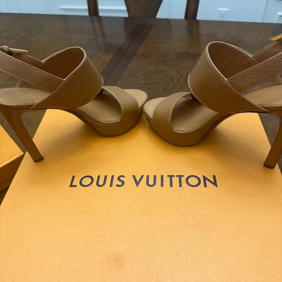 Louis Vuitton tan hills. Very nice you, very comfortable. Love them a lot - Picture 2 of 3